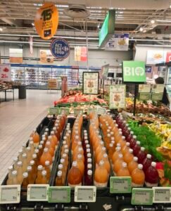 Boisson bio BARIBA au baobab, boisson bien-être vegan fabriquée en France, en rayon chez Carrefour à Angers (Maine-et-Loire), vue du rayon boissons bio