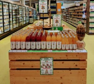 Bouteilles de boisson bio baobab BARIBA en rayon chez Carrefour Angers, jus naturel peu sucré, superfruit bio, Nutri-Score B