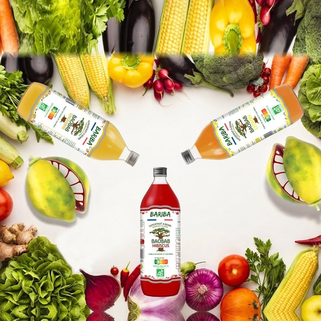 Boissons bio BARIBA au baobab, saveurs gingembre, citron et hibiscus, entourées de fruits et légumes