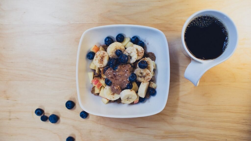 Bol de flocons d’avoine aux fruits frais, un petit déjeuner riche en fibres