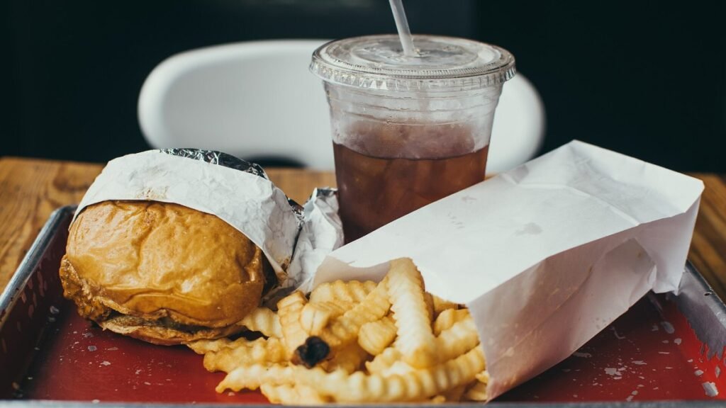 Menu de restauration rapide avec burger, frites et soda, exemple d’aliments ultra-transformés