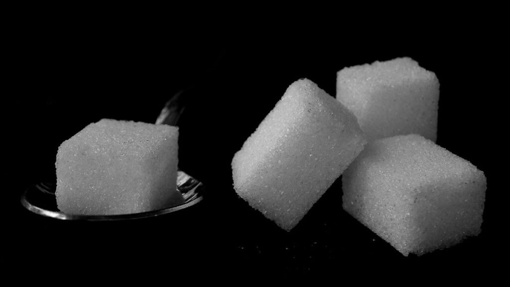Morceaux de sucre blanc, symbole de l’excès de sucres libres dans l’alimentation